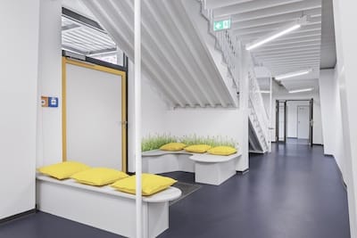 Schule Nebenausgang mit Leseinsel Uwe Merkel Pictures